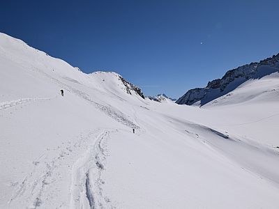Durch das breite Untersulzbachtörl können wir den Großglockner sehen