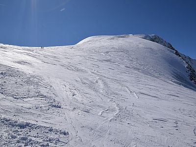 Über den breiten Ostrücken steigen wir weiter Richtung Gipfel auf