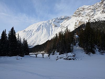 ... führt eine kleine Brücke.