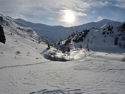 Leicht bergab geht es zu der Rinne, ...