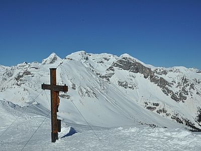 Gipfelkreuz des Grubenkopfs, dahinter der Tribulaun