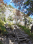 ...und Holztreppen ausgebaute Steig bergauf