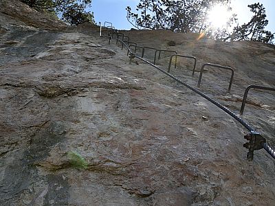 ... muss noch ein mit Drahtbügeln durchsetzter Überhang (E) überwunden werden.