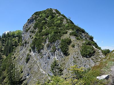 Links ist schön der Klettersteig über die Gipfelwand zu sehen