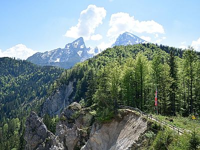 Der Watzmann hinter der steil abfallenden Wand an der Grünsteinhütte
