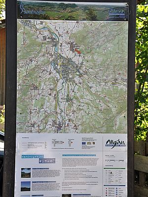 Im Allgäu gibts oft Wegweiser mit Karte