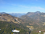 Im Norden zeigen sich die Chiemgauer Alpen, rechts im Bild das Fellhorn