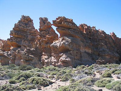 Felsburgen, die zum Klettern einladen