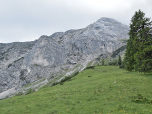 Nach Süden steigen wir nun zu den Felsen auf