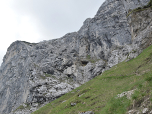 Durch die Einstiegswand führt ein gesicherter Steig