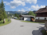Über die Teerstraße nach Südosten erreichen wir die Bushaltestelle