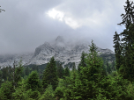 Der felsige Gipfelaufbau versteckt sich in den Wolken...