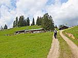 Die linke hintere Hütte ist im Sommer bewirtschaftet