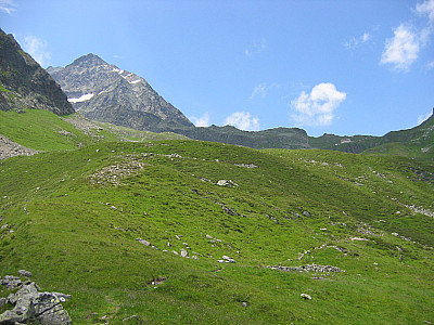 ...zur Innsbrucker Hütte, links zeigt sich der Habicht