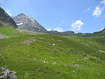 ...zur Innsbrucker Hütte, links zeigt sich der Habicht