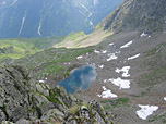 Der See in der Nähe der Hütte fällt erst beim