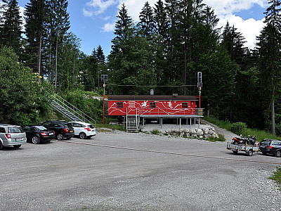Hinter dem Eisenbahnwaggon beginnt unser Aufstieg