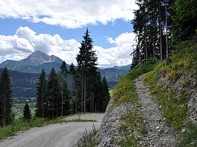 Die breite Fahrstraße können wir immer wieder verlassen ...