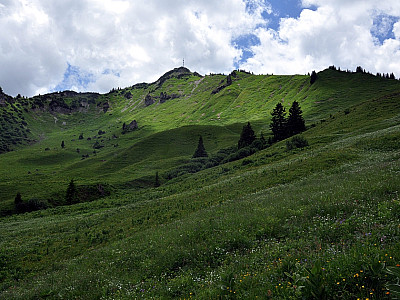 Der Blick nach Südwesten auf die lieblichen Hänge des Hahnenkamms