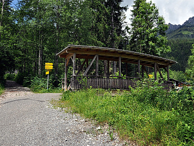 Über die Brücke wechseln wir auf die andere Seite des Hirschbachs...