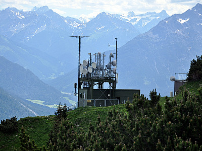 Im Norden befindet sich ein Podest mit zahlreichen Richtfunkantennen
