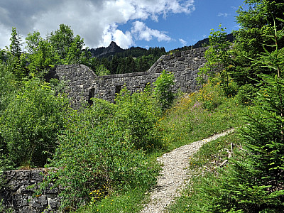 Wir passieren links eine mächtige Lawinenverbauung