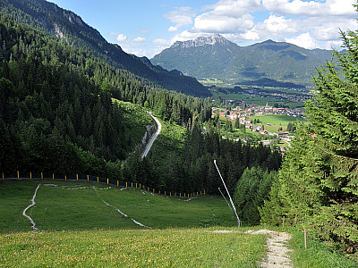 ... bevor wir über die Skipiste und...