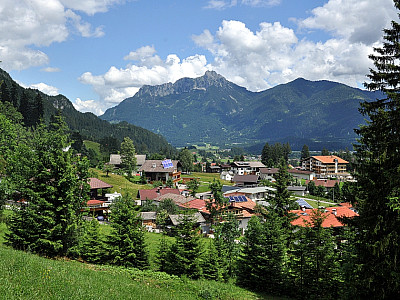 ... , mit Blick auf den Säuling   im Nordosten ...