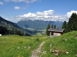 Entlang der Skipiste steigen wir weiter bergab
