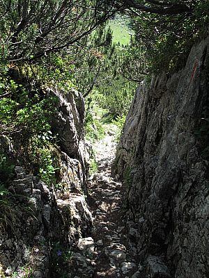 ...und hinab durch diesen Felsspalt