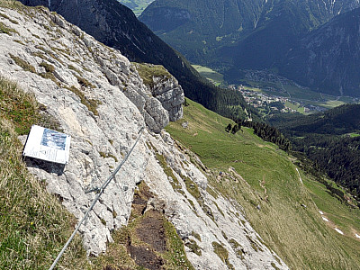 An der zweiten beginnt ein kurzer Klettersteig (B)