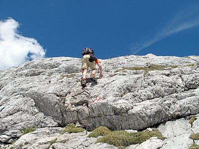 Über Drahtbügel geht es hinunter...