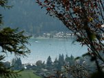 Der Walchensee glitzert in der Sonne