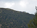 Blick hinauf zum Gipfelkreuz und zur Heimgartenhütte