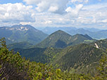 Links im Hintergrund zeigt sich der Krottenkopf, mittig im Vordergrund der Hirschberg