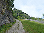 ...leitet uns in Serpentinen bergauf