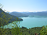 ...lässt sich ein Ausgangspunkt erreichen, der einen ersten Blick auf den Walchensee ermöglicht