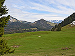 Links im Bild zeigt sich der Spitzstein, in der Mitte der Pastaukopf und rechts im Hintergrund das Kaisergebirge