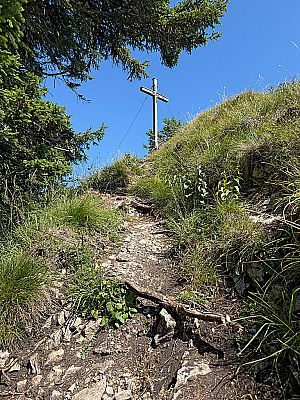 Steil geht es schließlich hinauf zum Gipfelkreuz am Kitzstein