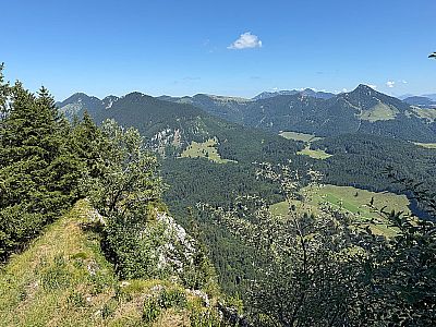 Links Hochries und Feichteck, ganz rechts der Spitzstein