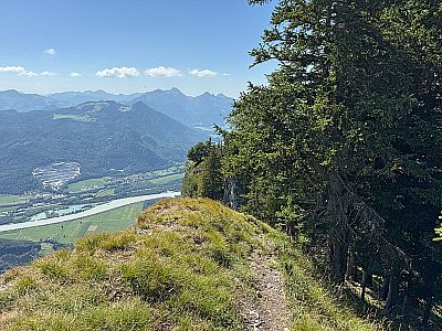 ...und steigen über den Hinweg ab