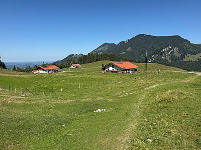 Ganz links die Deindlalm