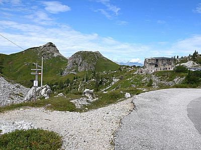 Südlich des kleinen Museums starten wir unsere Tour