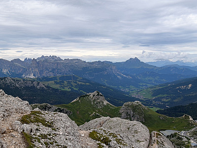 Der Blick nach Nordwesten auf die Geisler, ganz links der Peitlerkofel