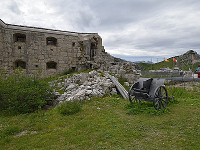 Ein Geschütz vor dem Museum am Werk Tre Sassi