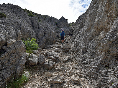 Das Gelände ist felsig, noch kommen wir aber ohne Hände aus