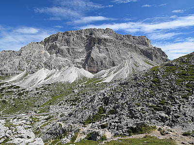 Der mächtige Lagazuoi auf der Ostseite des  Falzarego-Pass