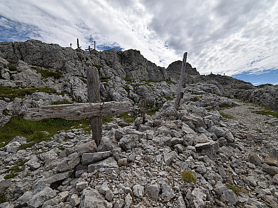 Holzkreuze erinnern an dramatische Zeiten