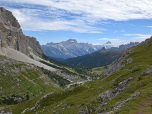 Der Ausblick nach Süden auf den  Falzarego-Pass und zu den Cinque Torri  (Fünf Türme)