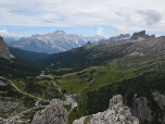 Im Tal ist die Seilbahn zum Lagazuoi zu sehen